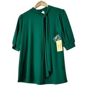NWT Flower & Feather Green Spring Blouse M Short Sleeve Keyhole Neck Stretch